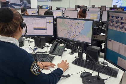 Centro de monitoreo y operadores del sistema de emergencias 911 durante tareas de coordinación y atención de incidentes en Santa Fe. Foto ilustrativa.