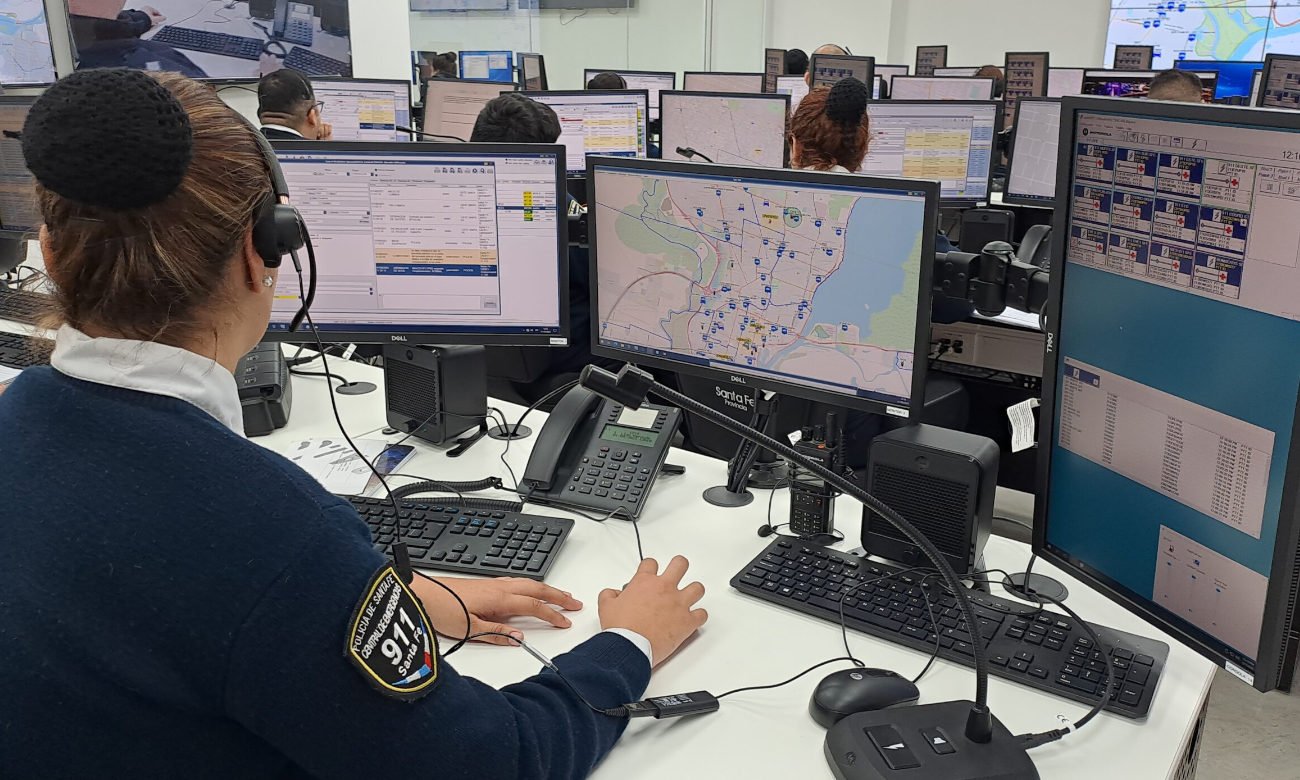 Centro de monitoreo y operadores del sistema de emergencias 911 durante tareas de coordinación y atención de incidentes en Santa Fe. Foto ilustrativa.