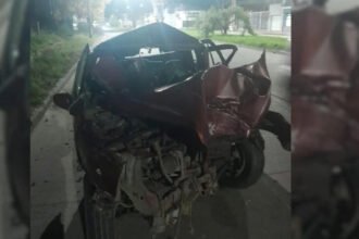 Así quedó el Renault Clío tras el violento choque ocurrido en avenida Facundo Zuviría y Gorriti. Foto: gentileza.