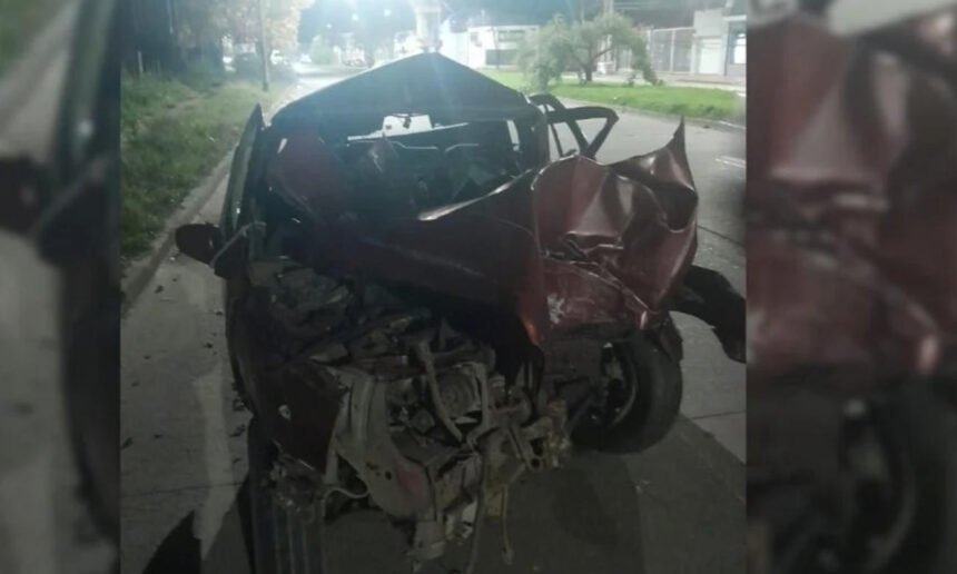 Así quedó el Renault Clío tras el violento choque ocurrido en avenida Facundo Zuviría y Gorriti. Foto: gentileza.