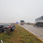 Operativo de emergencia y peritajes tras el choque fatal entre un automóvil y un camión en San Lorenzo.
