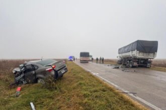 Operativo de emergencia y peritajes tras el choque fatal entre un automóvil y un camión en San Lorenzo.