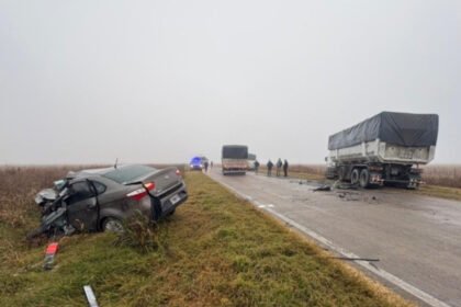 Operativo de emergencia y peritajes tras el choque fatal entre un automóvil y un camión en San Lorenzo.
