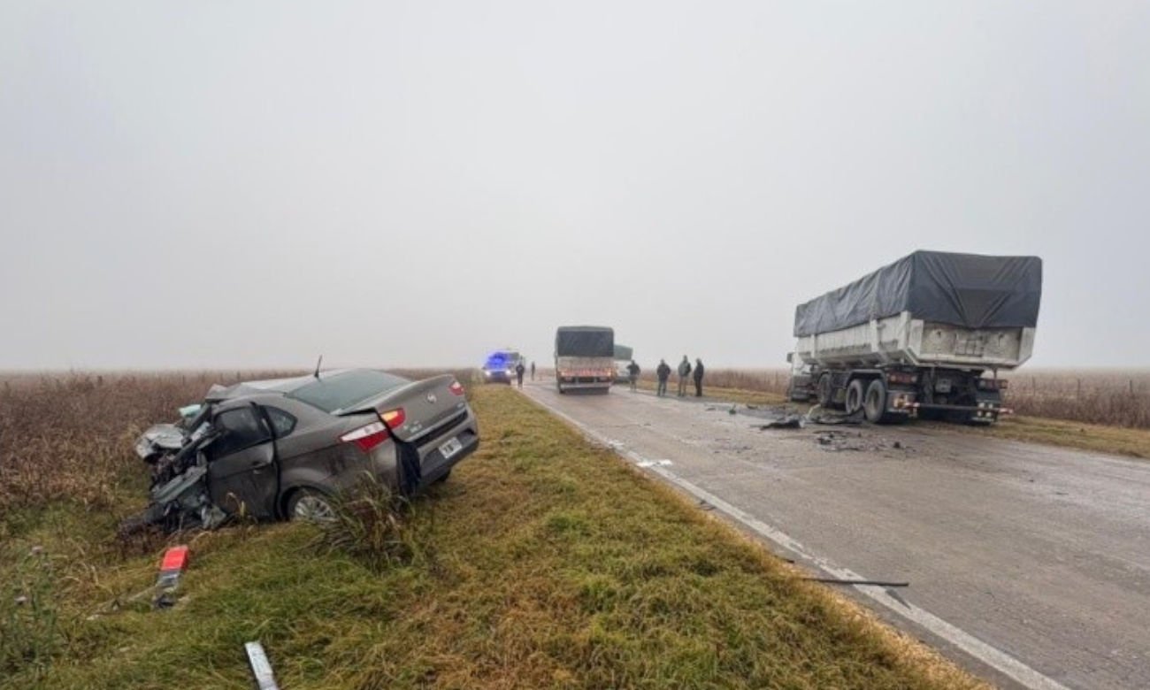 Operativo de emergencia y peritajes tras el choque fatal entre un automóvil y un camión en San Lorenzo.