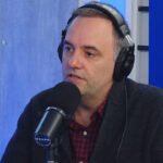 Manuel Adorni durante la entrevista brindada en el streaming Neura, donde habló sobre su situación judicial y el respaldo del presidente Javier Milei. Foto captura de video.