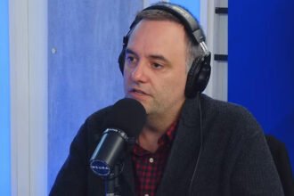 Manuel Adorni durante la entrevista brindada en el streaming Neura, donde habló sobre su situación judicial y el respaldo del presidente Javier Milei. Foto captura de video.