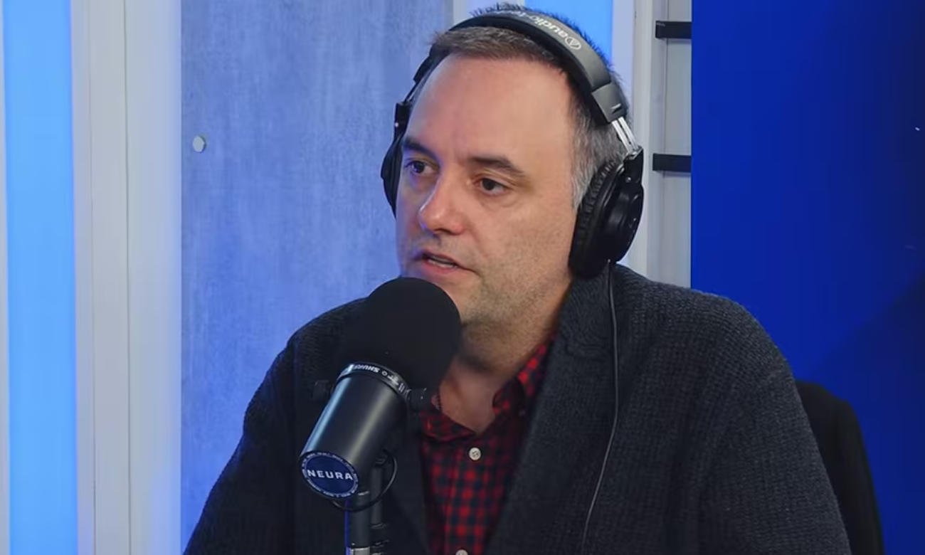 Manuel Adorni durante la entrevista brindada en el streaming Neura, donde habló sobre su situación judicial y el respaldo del presidente Javier Milei. Foto captura de video.