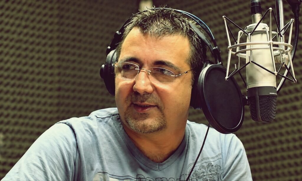 Alejandro Colussi en estudio de radio durante su trayectoria en los medios santafesinos, donde se destacó como una de las voces más reconocidas de la región. Foto de archivo.