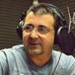 Alejandro Colussi en estudio de radio durante su trayectoria en los medios santafesinos, donde se destacó como una de las voces más reconocidas de la región. Foto de archivo.