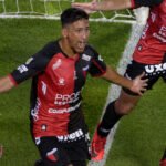 Rodrigo Aliendro festeja uno de los goles de Colón en la histórica final de la Copa de la Liga Profesional 2021, torneo en el que el Sabalero consiguió el primer título de Primera División de su historia. Foto de archivo.