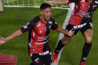 Rodrigo Aliendro festeja uno de los goles de Colón en la histórica final de la Copa de la Liga Profesional 2021, torneo en el que el Sabalero consiguió el primer título de Primera División de su historia. Foto de archivo.