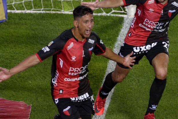 Rodrigo Aliendro festeja uno de los goles de Colón en la histórica final de la Copa de la Liga Profesional 2021, torneo en el que el Sabalero consiguió el primer título de Primera División de su historia. Foto de archivo.