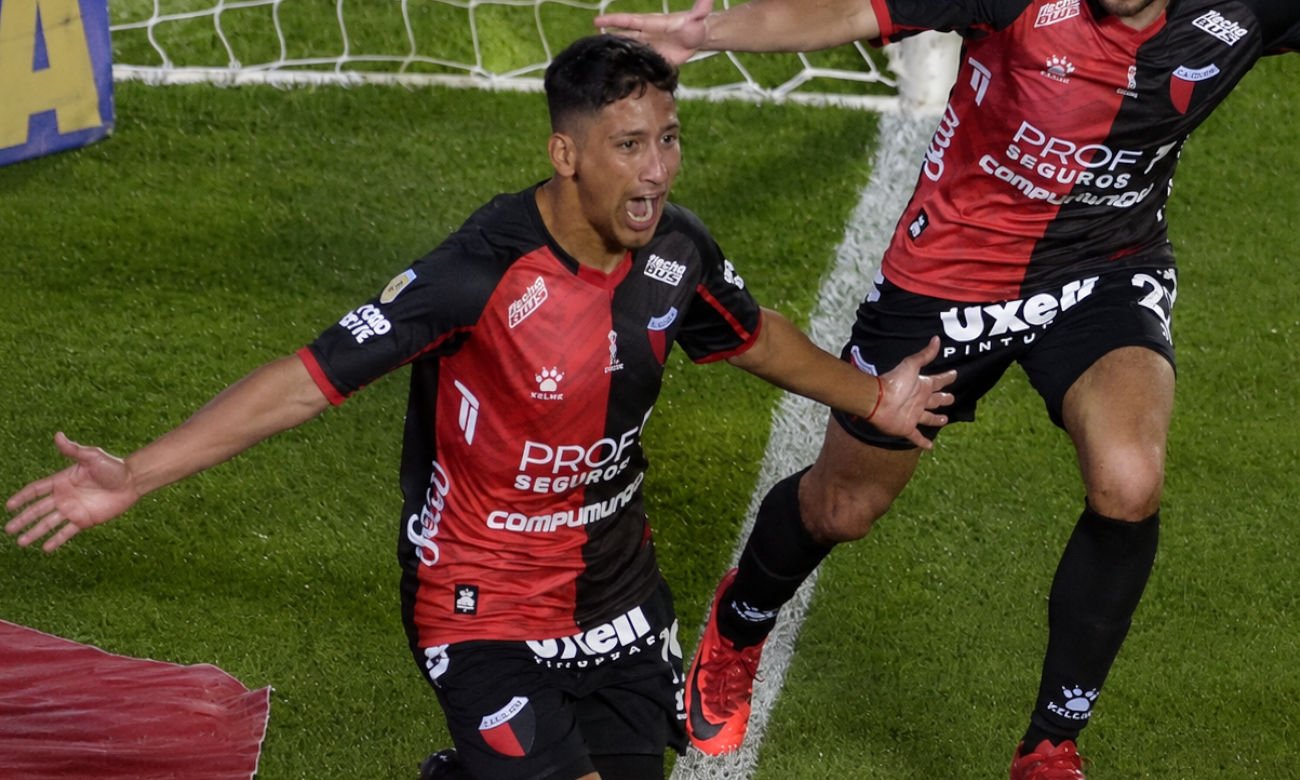Rodrigo Aliendro festeja uno de los goles de Colón en la histórica final de la Copa de la Liga Profesional 2021, torneo en el que el Sabalero consiguió el primer título de Primera División de su historia. Foto de archivo.