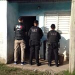 Operativo policial con móviles y personal de investigaciones durante un procedimiento en la ciudad de Santa Fe.