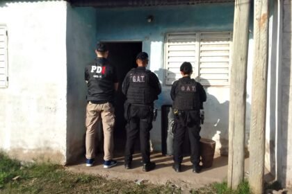 Operativo policial con móviles y personal de investigaciones durante un procedimiento en la ciudad de Santa Fe.
