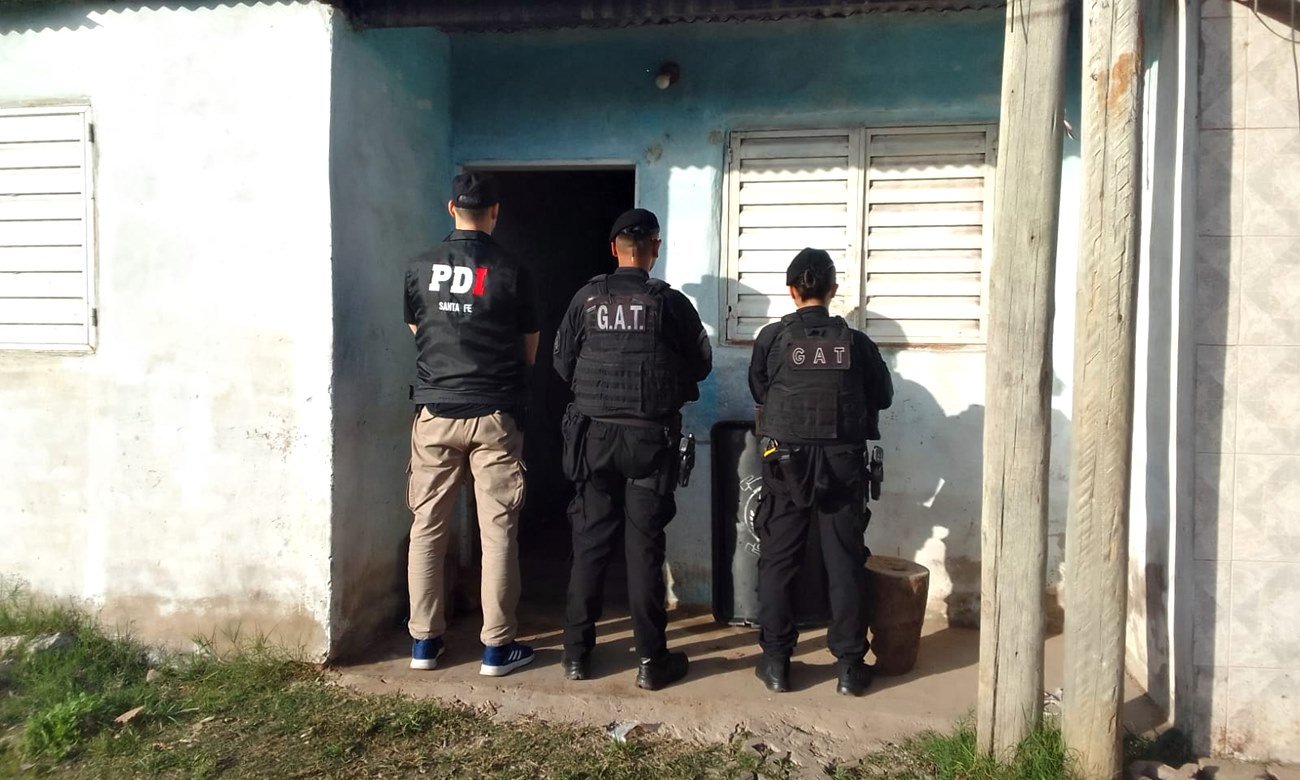 Operativo policial con móviles y personal de investigaciones durante un procedimiento en la ciudad de Santa Fe.