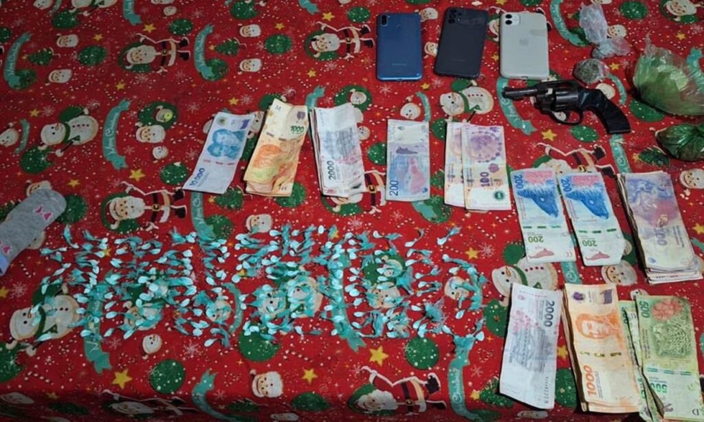 Parte de los materiales secuestrados durante los operativos: dosis de cocaína, marihuana, dinero en efectivo, teléfonos celulares y un revólver calibre .32.