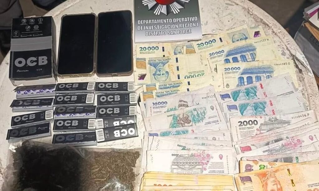 Droga, dinero en efectivo, teléfonos celulares y un arma de fuego fueron secuestrados durante los allanamientos realizados por la PDI en Alto Verde.