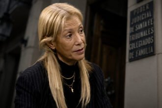 La Dra. Analía Vega durante una entrevista televisiva en la que abordó la situación del Juzgado de Familia N.º 2 de Santa Fe.