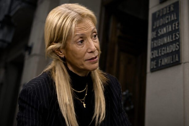 La Dra. Analía Vega durante una entrevista televisiva en la que abordó la situación del Juzgado de Familia N.º 2 de Santa Fe.