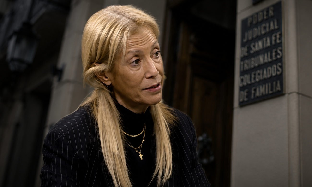 La Dra. Analía Vega durante una entrevista televisiva en la que abordó la situación del Juzgado de Familia N.º 2 de Santa Fe.
