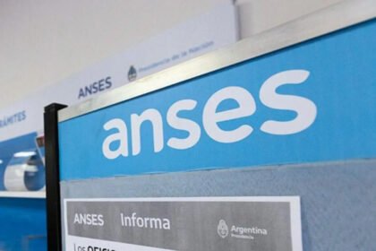 Interior de una oficina de ANSES durante una jornada habitual de atención. Foto de archivo.