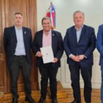 Autoridades provinciales y comunales durante la firma del convenio para incorporar maquinaria destinada a mejorar los servicios públicos en Arrufó.