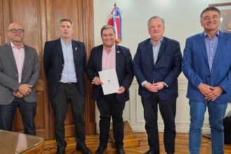 Autoridades provinciales y comunales durante la firma del convenio para incorporar maquinaria destinada a mejorar los servicios públicos en Arrufó.