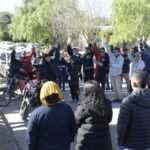 Trabajadores municipales participan de una asamblea gremial en medio del conflicto sindical en Sauce Viejo.
