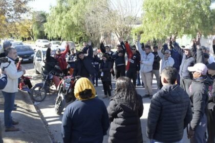 Trabajadores municipales participan de una asamblea gremial en medio del conflicto sindical en Sauce Viejo.
