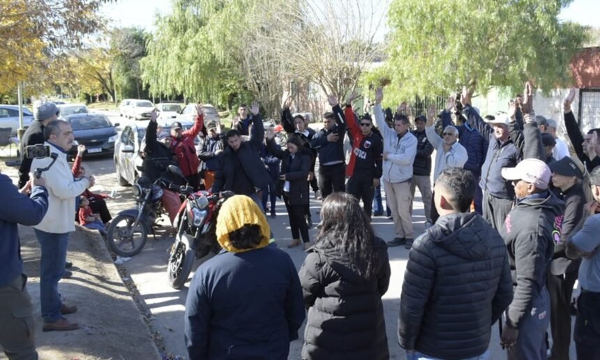 Trabajadores municipales participan de una asamblea gremial en medio del conflicto sindical en Sauce Viejo.
