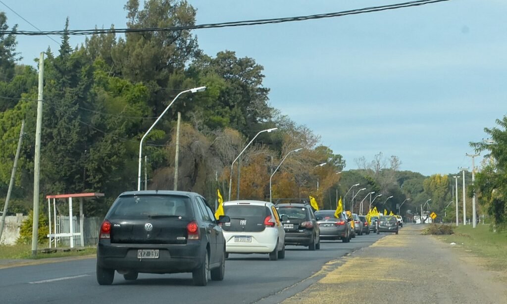 Caravana de trabajadores y dirigentes de ASOEM sobre Ruta Nacional 11, durante la movilización gremial hacia la Municipalidad de Sauce Viejo en el marco del conflicto municipal.