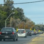 Caravana de trabajadores y dirigentes de ASOEM sobre Ruta Nacional 11, durante la movilización gremial hacia la Municipalidad de Sauce Viejo en el marco del conflicto municipal.