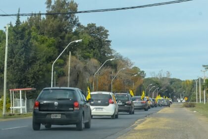 Caravana de trabajadores y dirigentes de ASOEM sobre Ruta Nacional 11, durante la movilización gremial hacia la Municipalidad de Sauce Viejo en el marco del conflicto municipal.