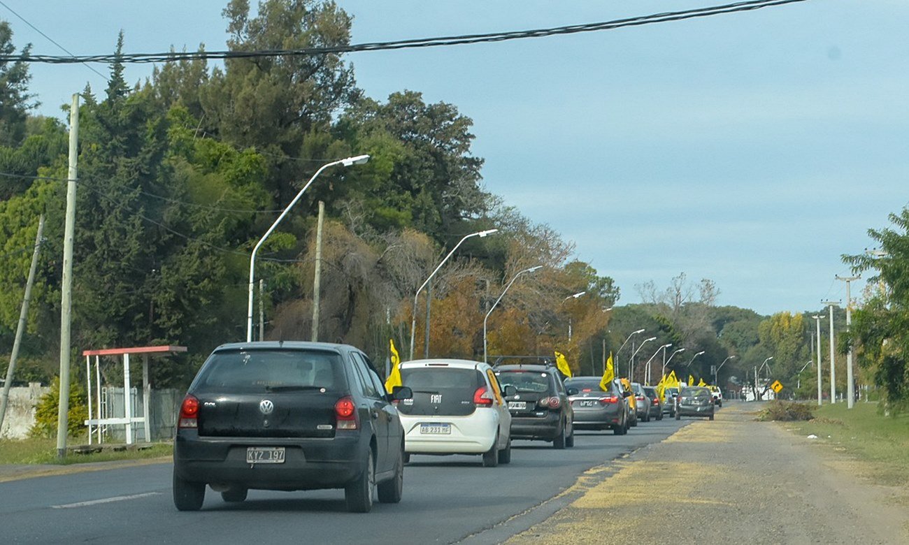 Caravana de trabajadores y dirigentes de ASOEM sobre Ruta Nacional 11, durante la movilización gremial hacia la Municipalidad de Sauce Viejo en el marco del conflicto municipal.