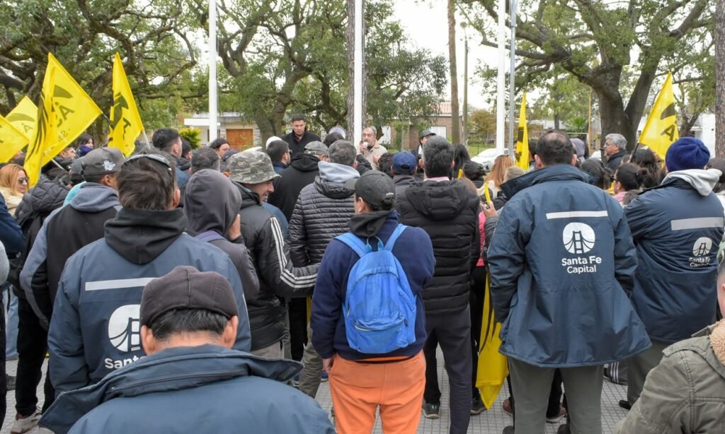 Trabajadores municipales y dirigentes de ASOEM durante una movilización gremial en reclamo de mejoras laborales y apertura de diálogo con el Ejecutivo de Sauce Viejo.