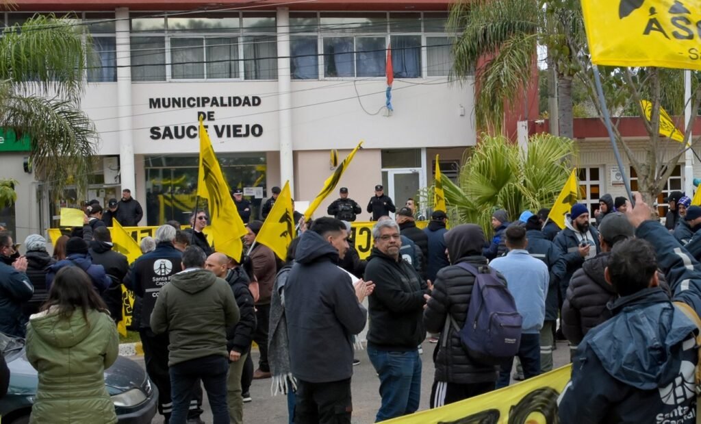 Trabajadores nucleados en ASOEM se movilizan frente a la Municipalidad de Sauce Viejo en el marco del conflicto laboral que mantiene enfrentados al gremio y al Ejecutivo local.