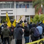Trabajadores nucleados en ASOEM se movilizan frente a la Municipalidad de Sauce Viejo en el marco del conflicto laboral que mantiene enfrentados al gremio y al Ejecutivo local.