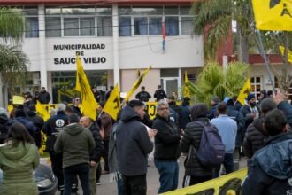 Trabajadores nucleados en ASOEM se movilizan frente a la Municipalidad de Sauce Viejo en el marco del conflicto laboral que mantiene enfrentados al gremio y al Ejecutivo local.