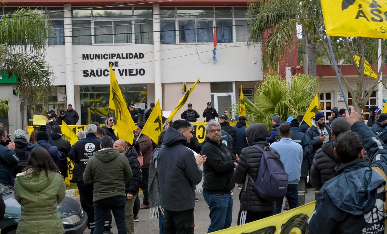 Trabajadores nucleados en ASOEM se movilizan frente a la Municipalidad de Sauce Viejo en el marco del conflicto laboral que mantiene enfrentados al gremio y al Ejecutivo local.