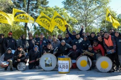 Trabajadores municipales nucleados en ASOEM realizan una protesta frente a dependencias municipales de Sauce Viejo en reclamo por medidas gremiales y laborales. Foto de archi