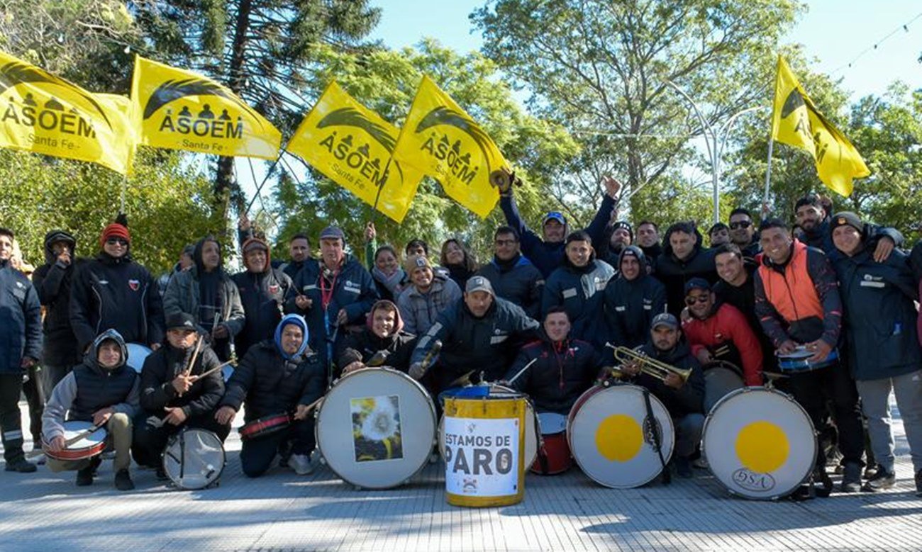 Trabajadores municipales nucleados en ASOEM realizan una protesta frente a dependencias municipales de Sauce Viejo en reclamo por medidas gremiales y laborales. Foto de archi