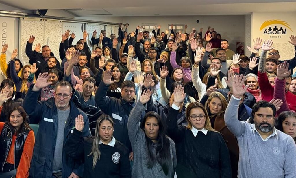 Trabajadores municipales nucleados en ASOEM durante una jornada de protesta y movilización sindical en el Departamento La Capital. Foto de archivo.