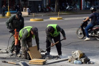 Trabajos de infraestructura urbana sobre avenida Aristóbulo del Valle para mejorar la accesibilidad y el ordenamiento vial.