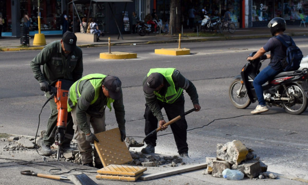 Trabajos de infraestructura urbana sobre avenida Aristóbulo del Valle para mejorar la accesibilidad y el ordenamiento vial.