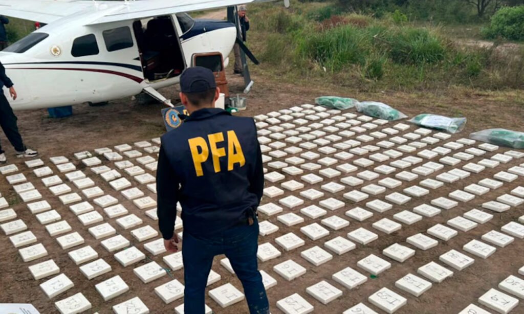 Efectivos de la Policía Federal custodian la avioneta interceptada y los panes de cocaína secuestrados durante el operativo antidroga en el norte de Santa Fe.