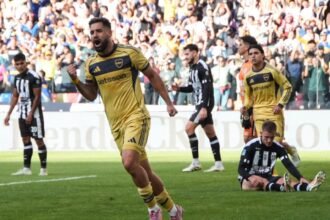 Jugadores de Boca celebran uno de los goles en la victoria ante Central Córdoba por el Torneo Apertura.