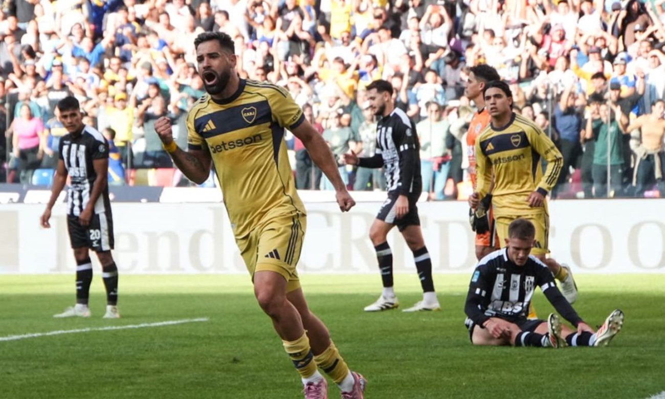 Jugadores de Boca celebran uno de los goles en la victoria ante Central Córdoba por el Torneo Apertura.