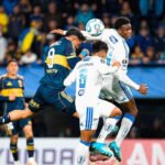 Jugadores de Boca y Cruzeiro disputan una pelota durante un partido de Copa Libertadores en La Bombonera. Foto de archivo.