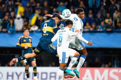 Jugadores de Boca y Cruzeiro disputan una pelota durante un partido de Copa Libertadores en La Bombonera. Foto de archivo.